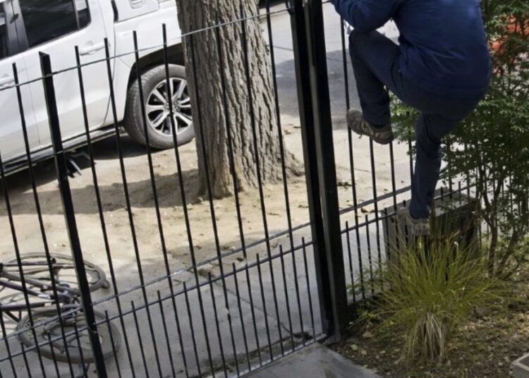 Huiseigenaar betrapt boef in zijn huis en leert hem een oldschool lesje