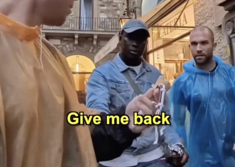 Kurt Caz laat zich in Parijs niet gek maken door straatbabbelaars