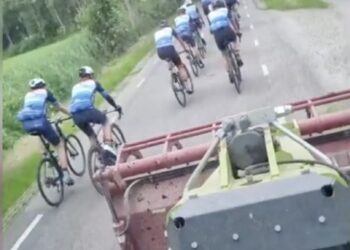 Boer Tom is helemaal klaar met groepje aso-wielrenners en grijpt keihard in