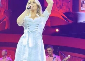 VIDEO: Chantal Janzen treed op in erg ‘luchtig’ jurkje