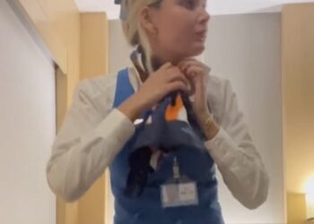 Stewardess Esther deelt spannende video waarin ze zich klaarmaakt om naar bed te gaan