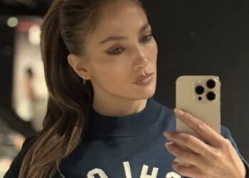 Jennifer Lopez bewijst opnieuw dat leeftijd slechts een getal is met gewaagde sportlook