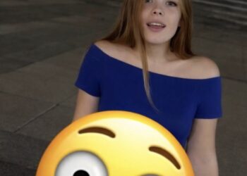 Aangeschoten Russische dame schaamt zich nergens voor op staat en laat bijna alles zien