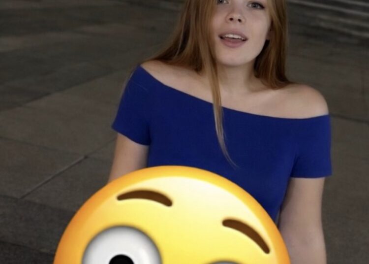 Aangeschoten Russische dame schaamt zich nergens voor op staat en laat bijna alles zien