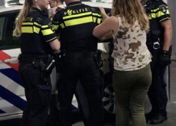 Vrouw mengt zich in arrestatie en roept stevige discussie op over politieoptreden