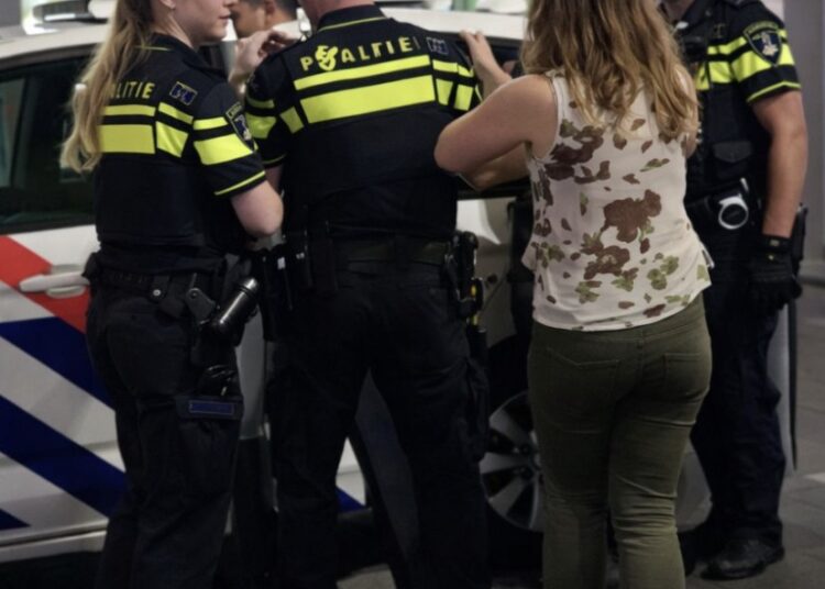 Vrouw mengt zich in arrestatie en roept stevige discussie op over politieoptreden