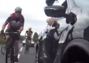Automobilist mept wielrenner die aan zijn spiegel gaat hangen…