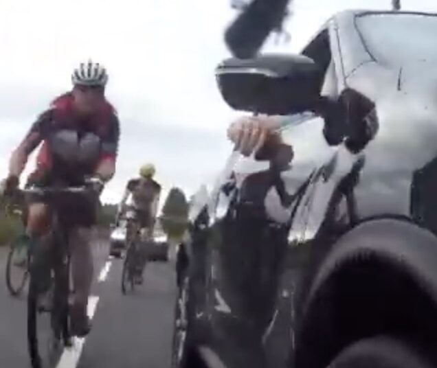 Automobilist mept wielrenner die aan zijn spiegel gaat hangen…