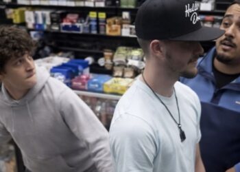 Gast daagt de verkeerde uit bij een tankstation en laat hem sterretjes zien