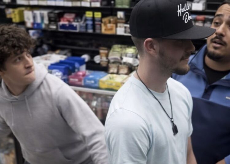 Gast daagt de verkeerde uit bij een tankstation en laat hem sterretjes zien