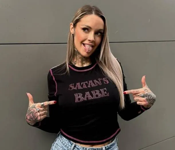 Temptation-Pommeline poseert in een aantal gewaagde foto’s : “Dit is zo heet!”