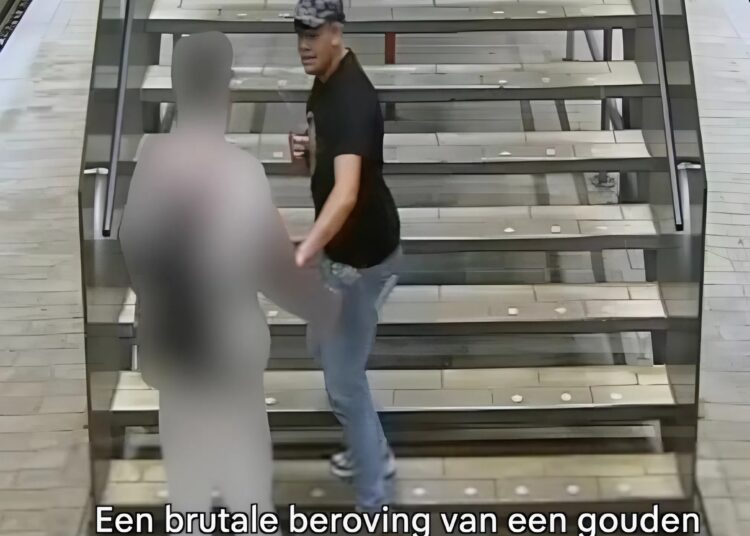 Man in metrostation wordt beroofd van gouden ketting op Amstelveen metrostation