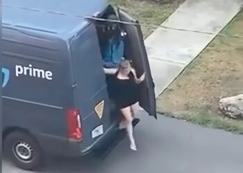 Mevrouw krijgt rondleiding door pakketbezorger en internet slaat meteen op hol