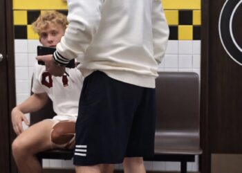 Volwassen vent denkt overal weg mee te komen in een eetzaak tot hij de verkeerde treft