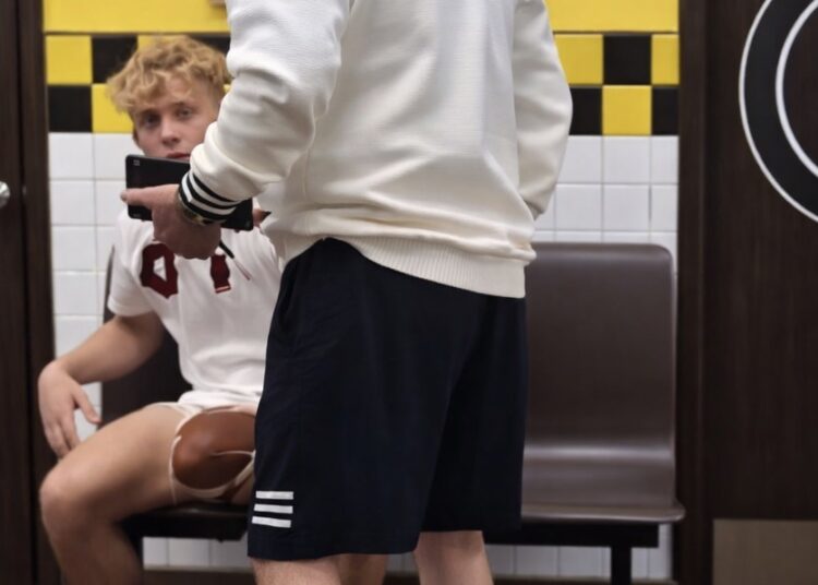 Volwassen vent denkt overal weg mee te komen in een eetzaak tot hij de verkeerde treft