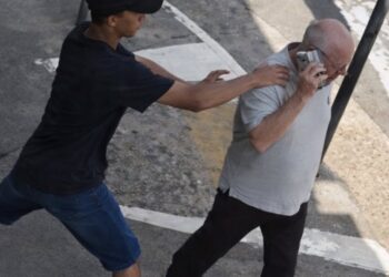 Oude man wordt beroofd van telefoon maar karma slaat genadeloos terug