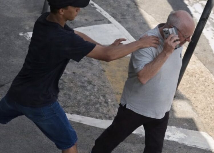 Oude man wordt beroofd van telefoon maar karma slaat genadeloos terug