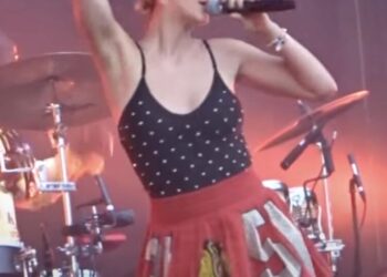 Ondertussen bij een optreden van maar die er zonder schaamte vol voor gaat