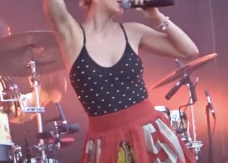 Ondertussen bij een optreden van maar die er zonder schaamte vol voor gaat