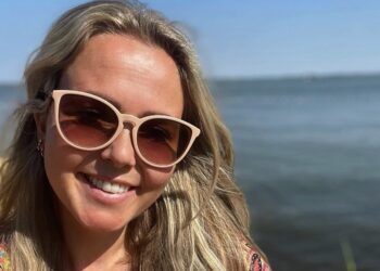 Monique smit verrast mannelijke volgers in superstrak badpak