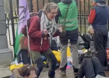 Extinction Rebellion verstoren bordesmoment bij Kabinet Jetten