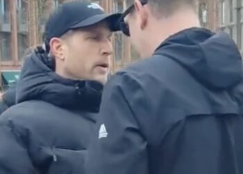 ANTIFA protestant krijgt klappen tijdens toespraak Geert Wilders in Groningen