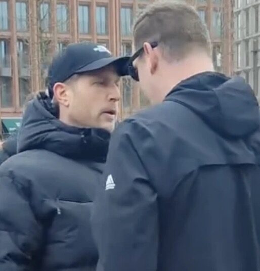 ANTIFA protestant krijgt klappen tijdens toespraak Geert Wilders in Groningen