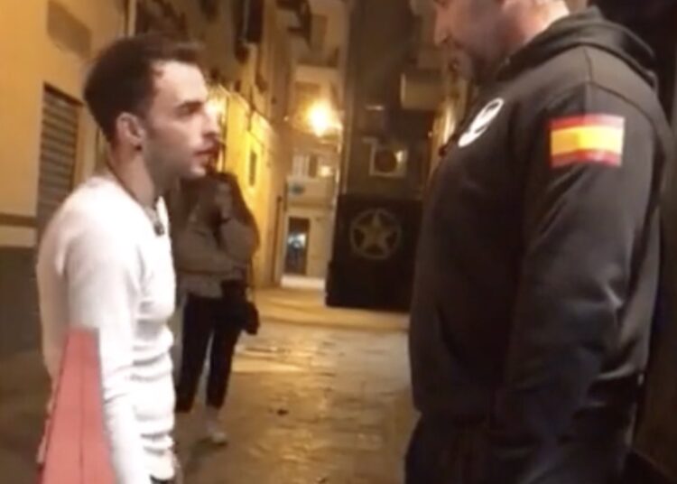 Kleine man blijft uitsmijter uitdagen en krijgt uiteindelijk wat hij verdiend