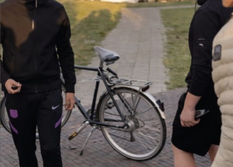 VIDEO: Ondertussen in Tilburg waar volwassen man zich ermee bemoeit en de sfeer ineens kantelt