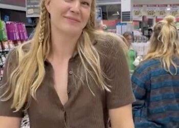 VIDEO: Boodschappen doen was nog nooit zo interessant toen deze dame door de supermarkt liep