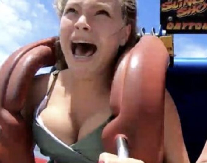 VIDEO: Belle en Lexi stappen in de Slingshot en dat blijkt een stuk heftiger dan verwacht