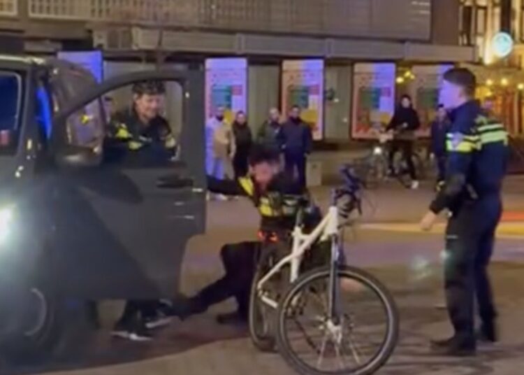 VIDEO: Grote ophef over ’te harde’ ingreep van agenten bij aanhouding in Den Haag