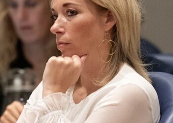 Ingrid Coenradie stond er goed op backstage in strak leren broekje