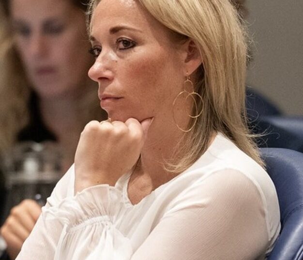 Ingrid Coenradie stond er goed op backstage in strak leren broekje