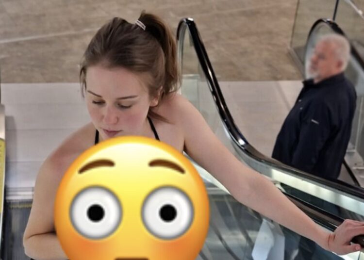 VIDEO: Dame met flinke voorgevel op roltrap zorgt plots voor opvallend moment in druk winkelcentrum