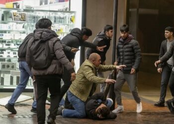 VIDEO: Man grijpt in bij brute mishandeling en redt jongeman van groep aanvallers