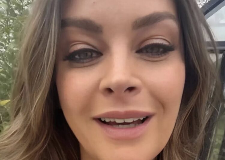 VIDEO Miljuschka gaat eindelijk volledig uit de kleren