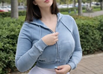 Na het hardlopen moet deze dame ze wel even laten luchten