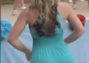 Vader vindt achterkant van lerares interessanter dan optreden van dochter