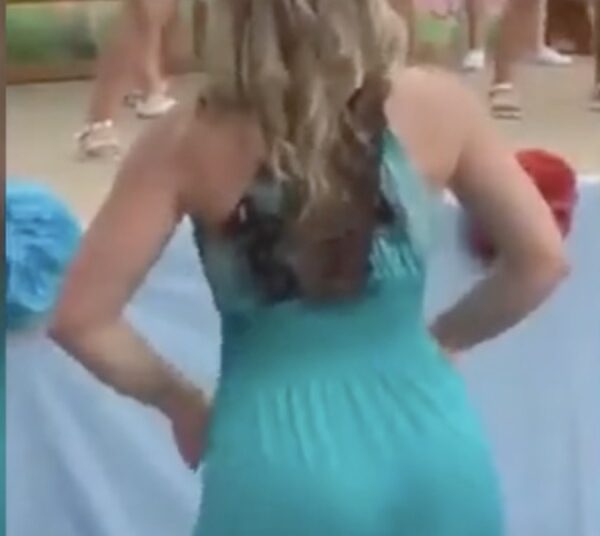 Vader vindt achterkant van lerares interessanter dan optreden van dochter