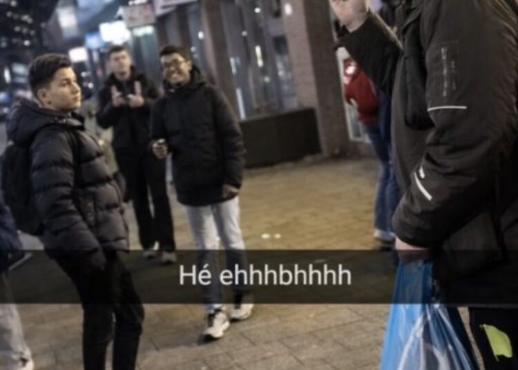 Ouderen man ergens in Rotterdam werd onlangs door een hele groep gasten aangevallen.