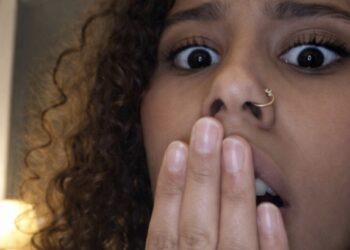 Ondertussen in Apeldoorn waar een dame gratis aan het meegenieten is van de buurvrouw die een grondige ‘APK-keuring’