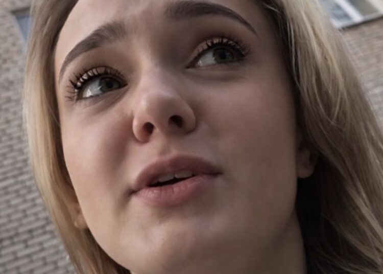 WTF: Vloggende dame heeft niet door wat er achter haar gebeurt