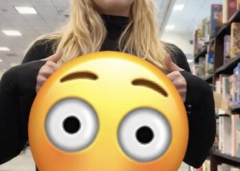 Dame gebruikt bibliotheek als podium en dat zorgt voor opgetrokken wenkbrauwen