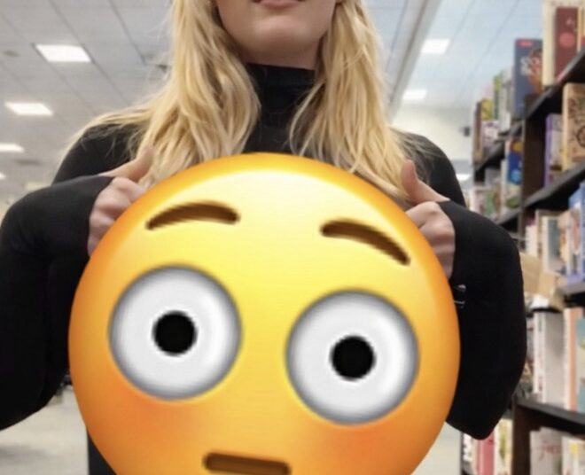 Dame gebruikt bibliotheek als podium en dat zorgt voor opgetrokken wenkbrauwen