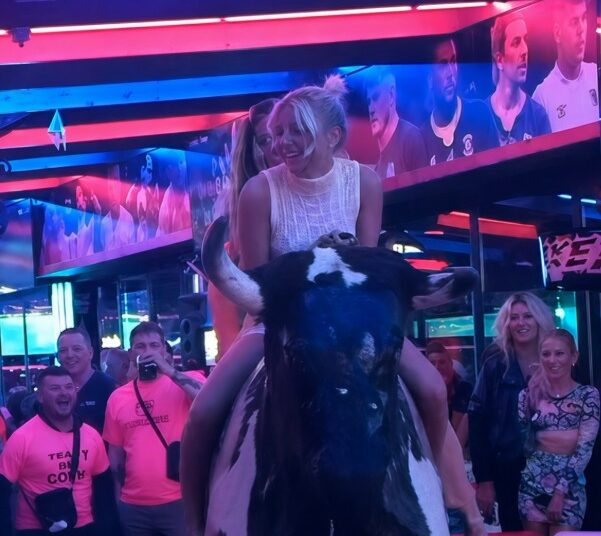Beestenboel op Koningsdag: Twee Heldinnen en een Mechanische Stier