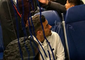 Conducteur krijgt onverwachte hulp van medepassagier