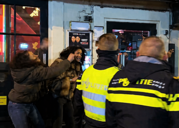 Vrouw Gaat Los op Straat met Politie als Toeschouwer
