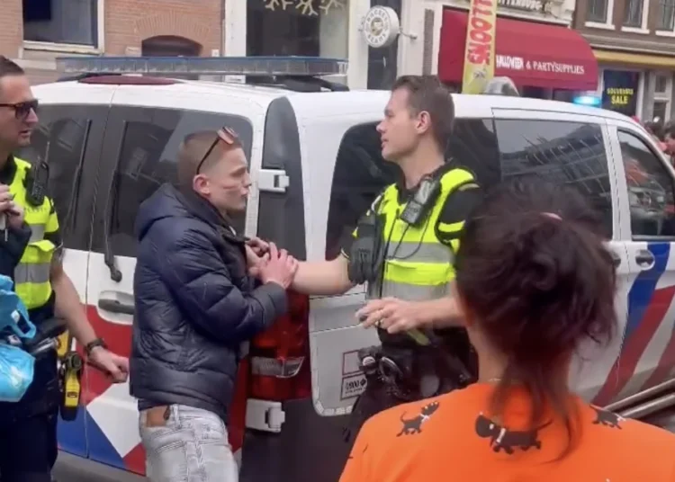 VIDEO: Agent heeft er genoeg van en pakt foute feestganger op