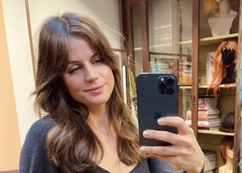 Elise Schaap laat zich van haar meest ontspannen kant zien